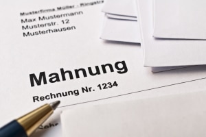 Ein Gläubiger kann eine Zwangsvollstreckung in Auftrag geben.