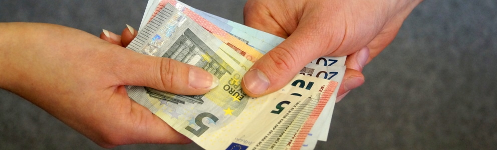 Der Schuldner ist dazu verpflichtet, dem Gläubiger eine Leistung - meist Geld - zukommen zu lassen.