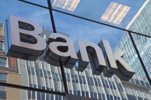 Viele Banken verlangen die Unterzeichnung einer Schuldanerkenntnis, bevor ein Kredit vergeben wird.