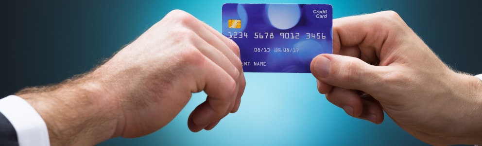 Eine einfache Möglichkeit, um Schulden zu vermeiden, ist es, nicht mit Kreditkarte zu bezahlen. Weitere Tipps lesen Sie in diesem Ratgeber.