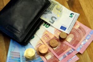 Einkommensgrenze bei der Prozesskostenhilfe: Bei einem einzusetzenden Einkommen bis 20 Euro werden alle Kosten übernommen.