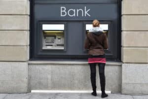 Girokonto ohne SCHUFA: Banken müssen jedem Verbraucher ein Basiskonto zur Verfügung stellen.