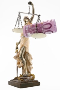 Zunächst einmal gilt der Pfändungsfreibetrag als unpfändbares Einkommen.