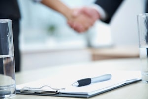 Beim Factoring wird ein Vertrag zwischen Factoringnehmer und -geber aufgesetzt.