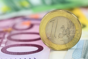 Das Factoring hat viele Vorteile. Unter anderem erhält der Forderungsverkäufer sofort Geld.