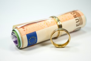 Die Privatinsolvenz hat Folgen für den Ehepartner, wenn beide in einer Gütergemeinschaft leben.