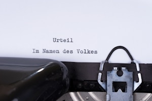 Wie läuft eine Zwangsvollstreckung ab? Zunächst muss der Gläubiger einen vollstreckbaren Titel erwirken.