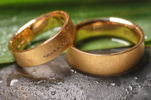 Wie hoch ist der bei der Lohnpfändung geltende Freibetrag, wenn ich verheiratet bin?