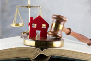 Privatinsolvenz: Das Haus dem Ehepartner zu überschreiben ermöglicht, dass es in der Familie bleibt und der Erlös der Insolvenzmasse zufließt.