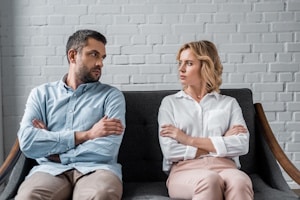 Viele Betroffene fragen sich bei der Privatinsolvenz: „Wie viel darf der Ehepartner verdienen?“
