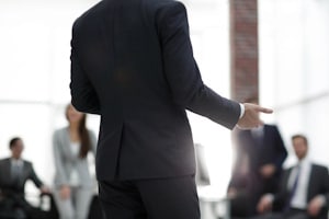 Der Schuldner kann das Wahlrecht bei einer Insolvenz nach § 103 InsO in Eigenverwaltung übernehmen.