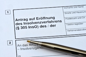 Den Antrag auf Erteilung der Restschuldbefreiung stellen Sie zusammen mit dem Eröffnungsantrag.