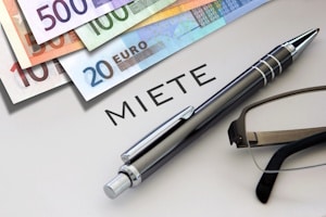 Jobcenter: Ein Antrag für ein Darlehen ist bei Mietschulden möglich, wenn es eine Notlage ist.