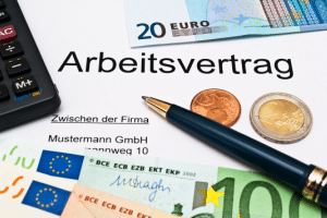 Wenn ein Abtretungsverbot im Arbeitsvertrag vereinbart wird, ist es nach § 308 Nr. 9a des BGB unwirksam.