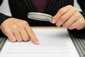 Als Schuldner sollten Sie prüfen, ob die drohende Forderungspfändung alle Voraussetzungen erfüllt.