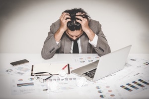 Bei einer GmbH oder GbR sind Insolvenzgründe die bilanzielle Überschuldung und die Zahlungsunfähigkeit.