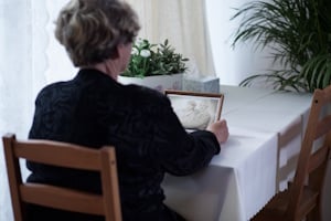 Viele Betroffene glauben, dass die Witwenrente nur bedingt pfändbar ist – das ist jedoch nicht der Fall.
