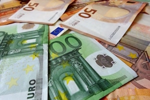 Die für die Räumungsklage anfallenden Kosten muss der Mieter tragen.