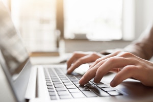Vollstreckungsauftrag für den Gerichtsvollzieher: Das amtliche Formular können Sie am Computer ausfüllen.