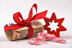 Ablesen der Lohnpfändungstabelle: Weihnachtsgeld bis 780 Euro wird nicht berücksichtigt.